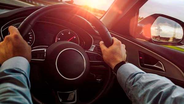 Как правильно держать руль